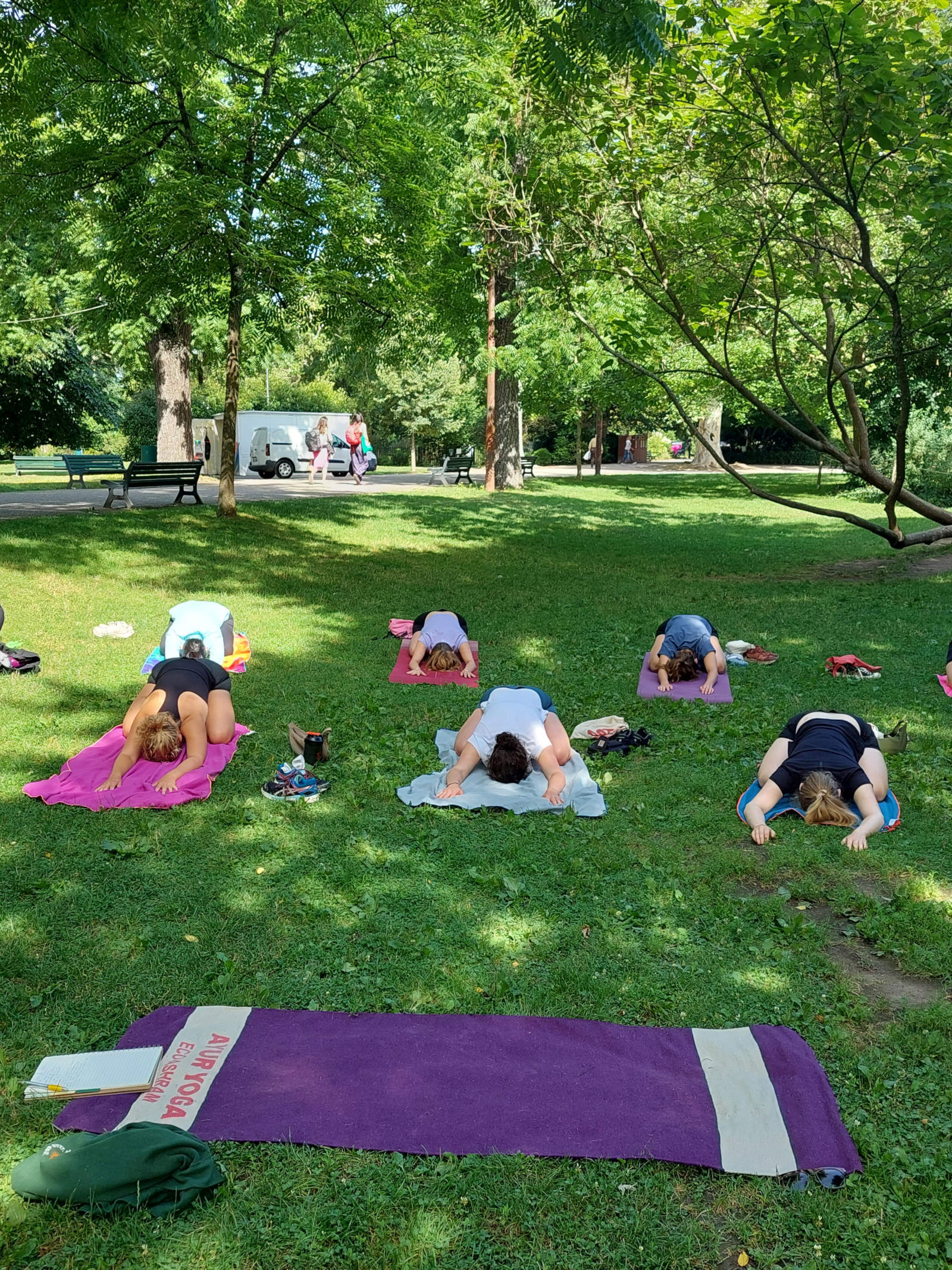 Postura de yoga al frente de una puerta verde