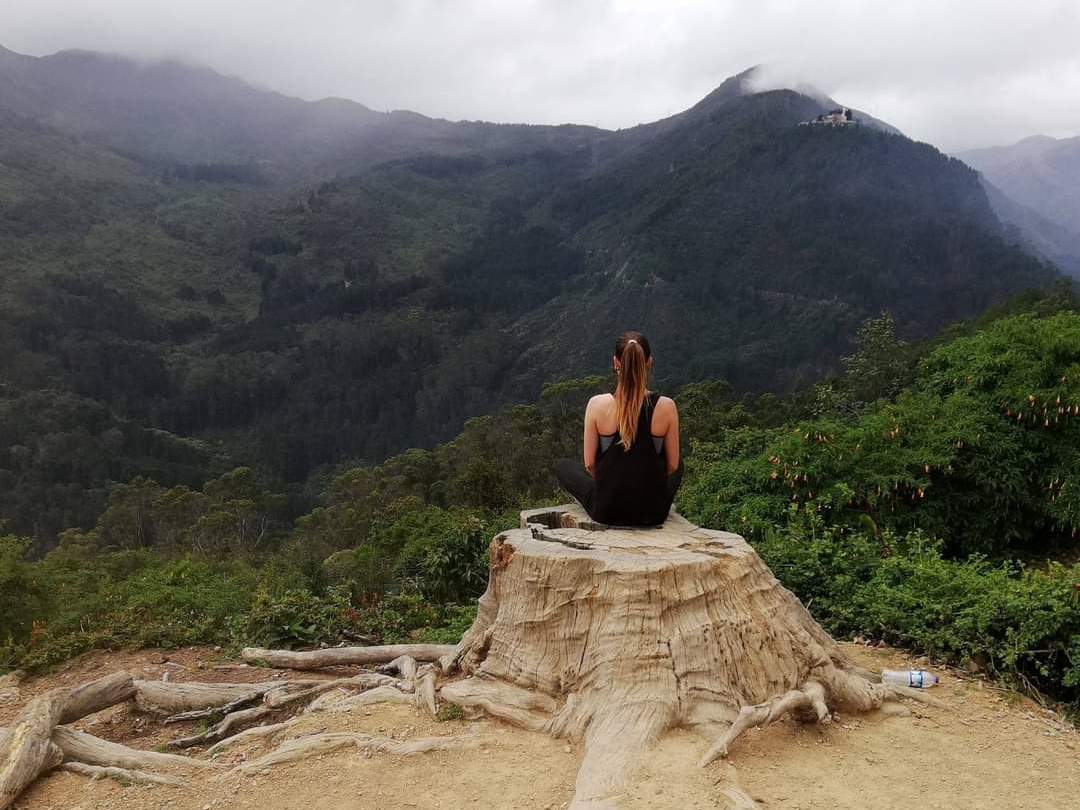 Sentado frente a las montañas en Colombia