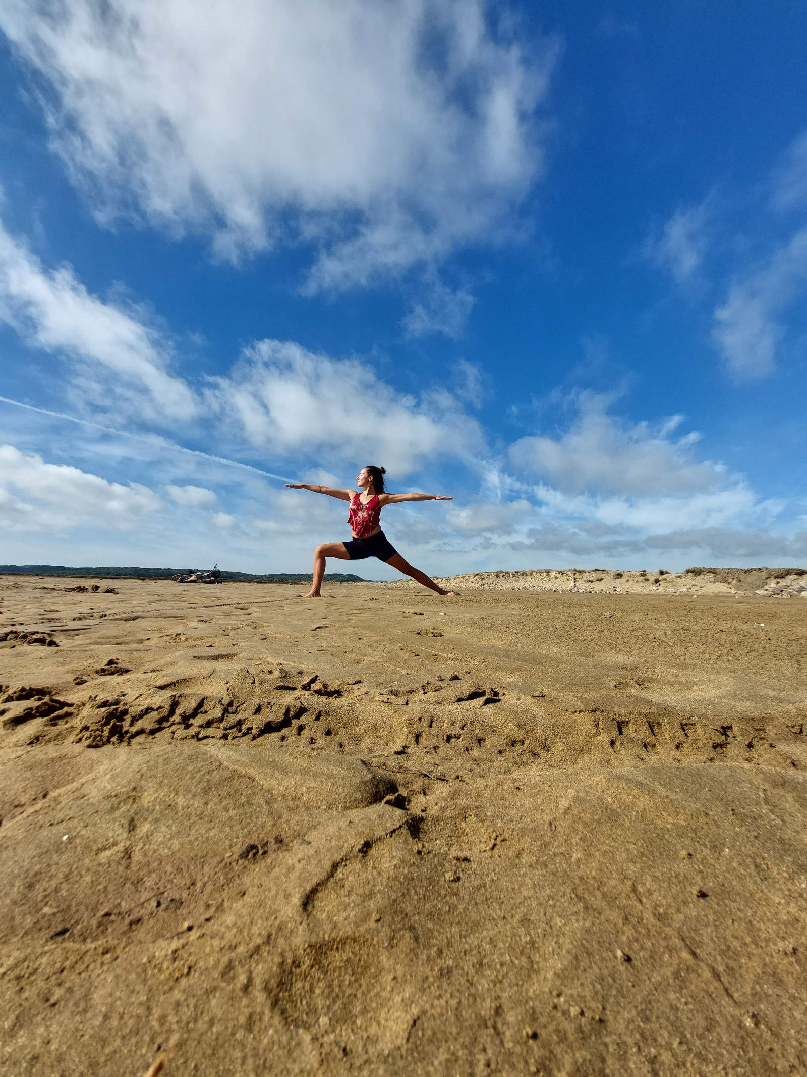 Postura de yoga en la playa